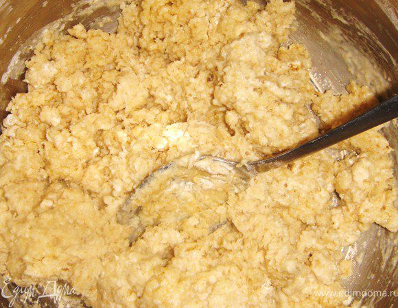 Растопить масло. Смешать овсянку, сахар, муку с разрыхлителем, масло и молоко. 