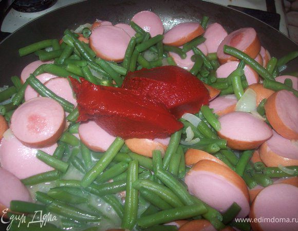 Добавляем томатную пасту, солим, перчим и тушим еще 10 минут