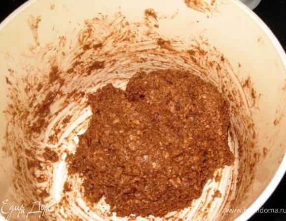 Смешать сухие ингредиенты. Добавить раст.масло. Перетереть слегка руками.
Добавить йогурт и замесить тесто. Долго месить не надо, просто до однородного комочка. У меня это заняло мин. 5. Оставить мин. на 10.