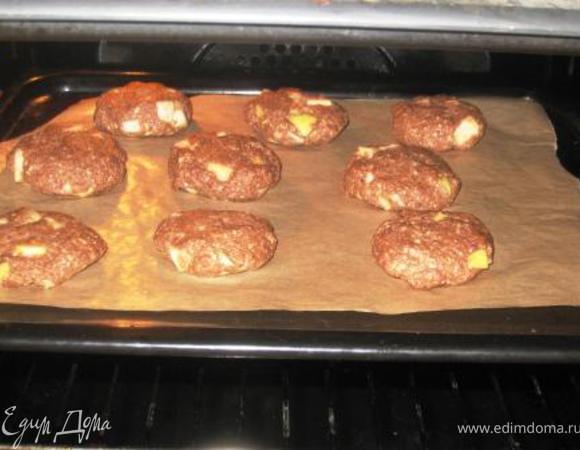 Включаем духовку на 180. Некрупно нарезаем яблоко. Добавляем его в тесто, перемешиваем. Мокрыми руками лепим булочки 1 см в высоту. Печь 30 мин. на застеленном пергаментом противне. Пергамент смазываем.