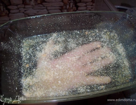 форму для запекания смазать растительным маслом и посыпаем панировочными сухарями