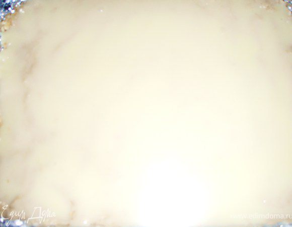 Ложкой налить сгущенное молоко и аккуратно разровнять по всему тесту.