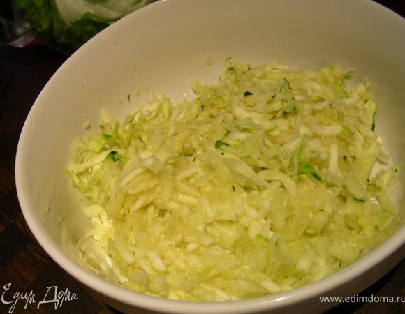 Натираем кабачки и оставляем на некоторое время, затем отжимаем их.