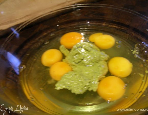 Взбиваем яйца с соусом песто.
