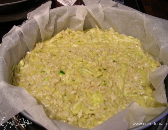 Духовку разогреваем до 180 градусов и ставим нашу запеканку (у меня она готовилась минут 25, за 10 мин до конца я посыпала ее сыром). В журнале предлагают ее жарить в сковороде, как омлет, минут 7-8 и пару минут под горячим грилем.