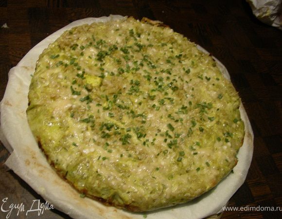 Остужаем ее пару минут, можно присыпать любимой зеленью (у меня сушеный зеленый лук) и подаем (например, с салатом).