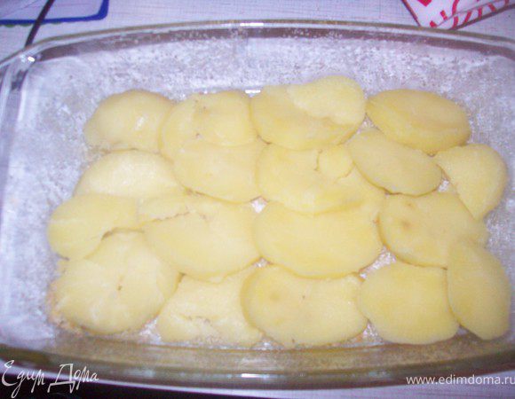 картошку почистить, нарезать ломтиками. выложить на дно формы для запекания в виде чешуек