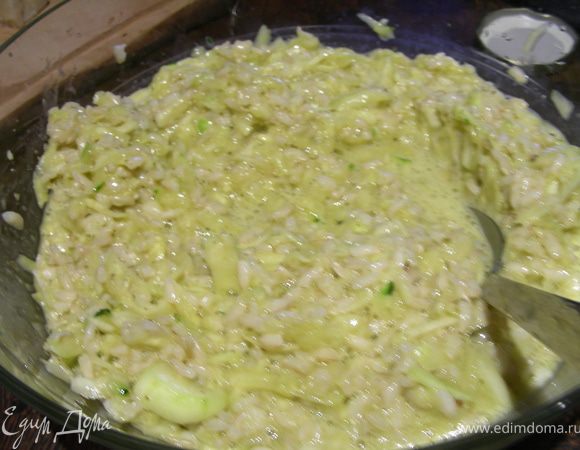 Добавляем рис и кабачки, тщательно перемешиваем. Добавляем сыр (я немного оставила, чтобы потом присыпать). 