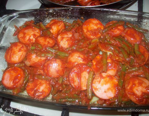 выкладываем слой тушеных овощей с сардельками. накрываем слоем картофеля