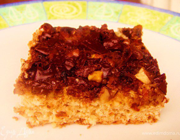 Поставить выпекать в разогретую до 180 градусов духовку на 25 минут. Через 25 мину накрыть пирог фольгой и оставить еще на 10 минут выпекаться. Пирог готов! Порезать его на квадраты и подавать!