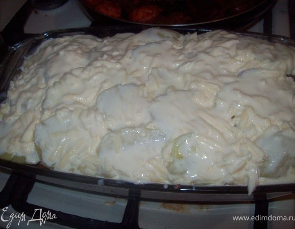 смешать яйца, сметану и сыр, натертый на крупной терке. покрыть этой смесью запеканку и отправить в духовку на 20-25 минут при температуре 200 гр.