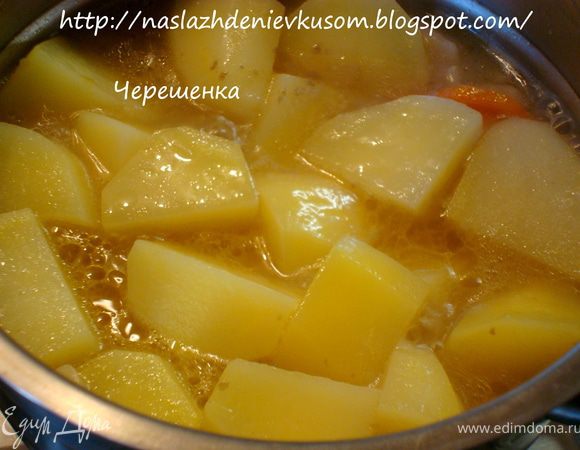 Теперь очередь картофеля… Нарезаем крупными кубиками, закладываем в кастрюлю и наливаем кипятка столько, чтобы верхний слой картофеля не был закрыт на половину… 