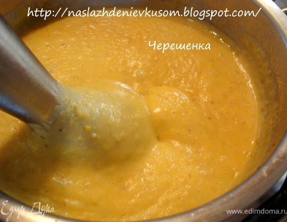 Довести наш суп до кипения, и на маленьком огне тушить около 30 минут, пока картофель не станет мягким… Взбить все блендером…