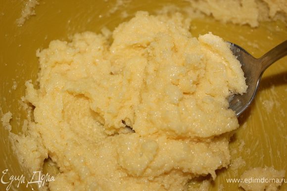 Масло растереть с сахарной пудрой в однородную массу.