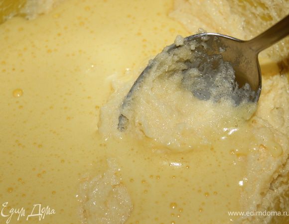 Добавить взбитые яйца.