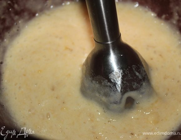 Очищенный бананы измять при помощи блендера.