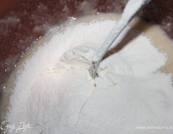 ...просеянную муку с пекарским порошком...