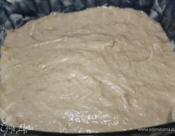 И хорошо вымесить тесто. Переложить тесто в смазанную маслом форму для СВЧ и запекать 25-30 минут при мощности 600 Вт.(70%)