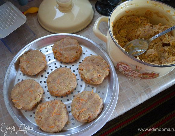 Формируем биточки и отправляем в аэрогриль. Готовить при 175С до румяной корочки. 