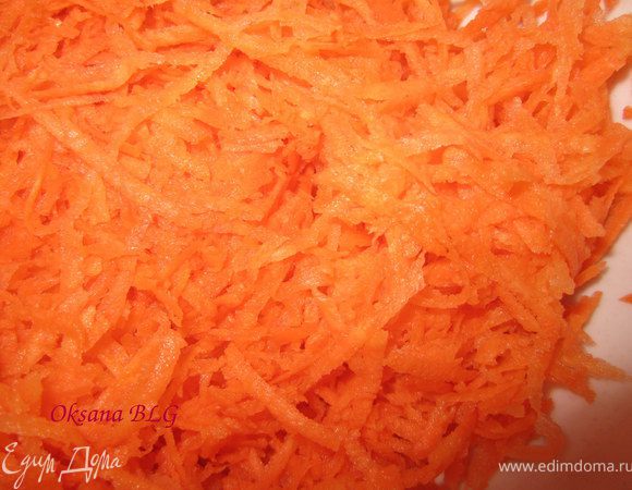 Морковку натереть на средней терке.
