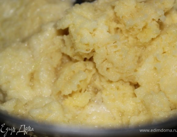 Картофель сырой очистить и измельчить на мелкой тёрке.