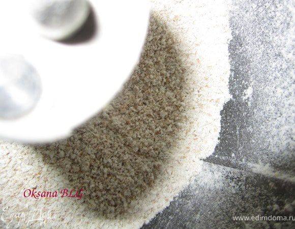 Хлопья измельчить в блендере или кофемолке.