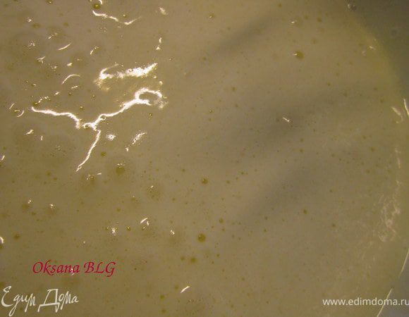 Яйца, взбить с сахаром. Добавить молоко, растительное масло. Перемешать.