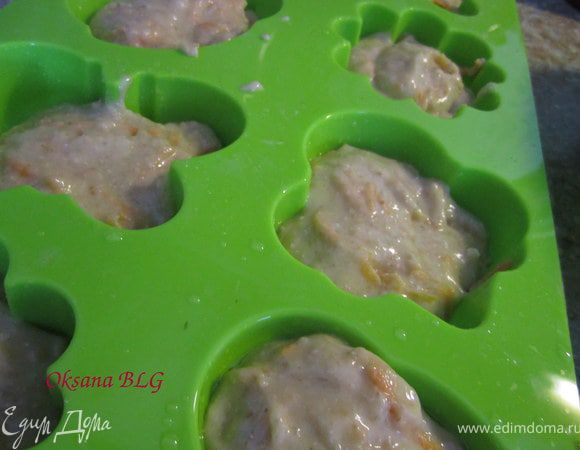 Заполнить на 1/3 формочки для маффинов. Если у вас железные формочки, их лучше предварительно смазать растительным маслом и немного притрусить мукой.