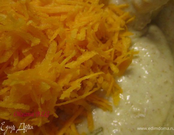 Вмешать морковку.
