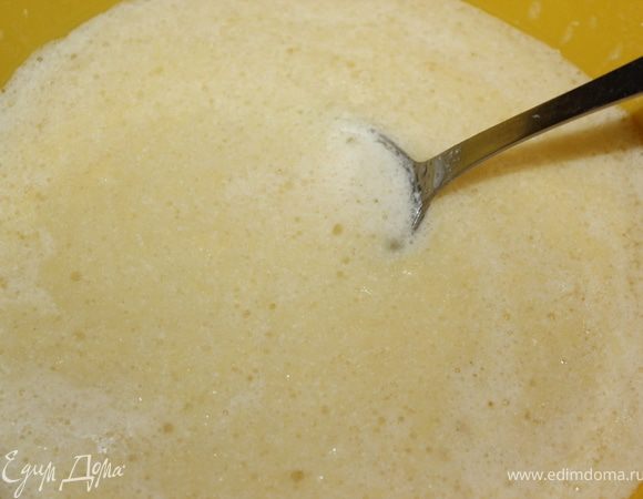 К картофелю добавить теплую сыворотку, растительное масло, немного соли и сахар. Все перемешать.