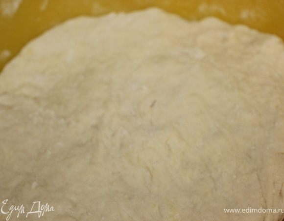 Возможно, придётся добавить немного муки или немного сыворотки при замесе теста. Поставить тесто в тёплое место на 2 часа.