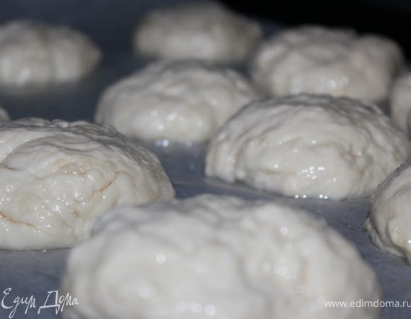 Пергамент смазать маслом, выложить тесто в виде булочек, выпекать в течение 20-25 минут при температуре 180-200 градусов. Булочки можно смазать либо взбитым яйцом, либо сладкой водой.