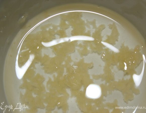 А пока булочки готовятся приготовим масло с чесноком. Чеснок измельчить и соединить с маслом, дать немного настояться. А укроп мелко измельчить.