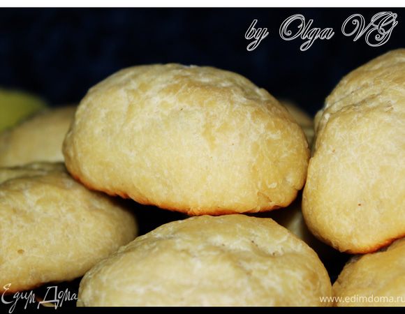 Готовые булочки выложить на решётку, остудить, смазать чесночным маслом и посыпать измельчённой зеленью укропа.