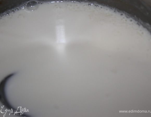 Налить молоко в кастрюлю, немного посолить и поставить его на огонь для закипания.