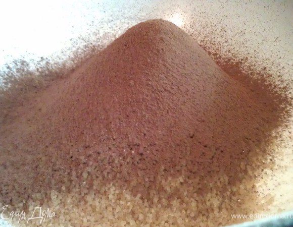 В миске смешать муку, сахар, какао, разрыхлитель, соду и соль.