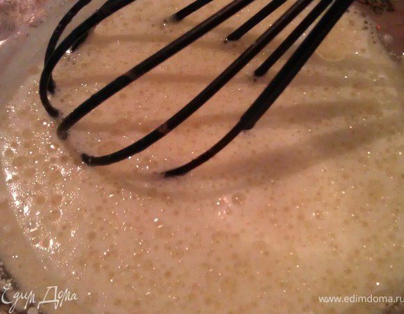 В другой миске растереть вилкой банан до состояния пюре. Добавить яйцо и перемешать. Влить воду, молоко, масло и ванильную эссенцию. Перемешать.