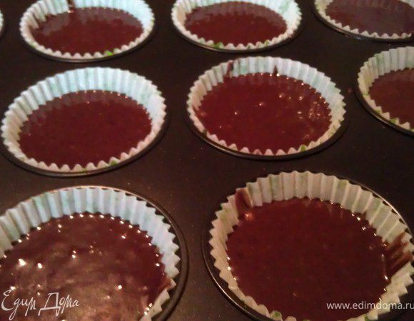 Всыпать сухие компоненты и перемешать лопаткой. Заполнить формочки на ¾ и выпекать ок.20 минут.