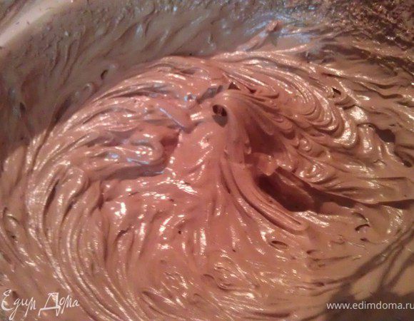 Для шоколадной глазури растопить шоколад на водяной бане, снять с огня и охладить до комнатной температуры. В тестомешалке или ручным миксером взбить сливочное масло ок. 1 минуты. Добавить сахарную пудру и взбивать до получения однородной массы. Влить ванильную эссенцию, взбить. Добавить шоколад и взбивать увеличивая скорость миксера до гладкой и глянцевой глазури ок. 2-3 минут.