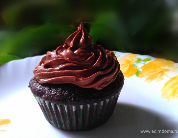 Нанести шоколадную глазурь на остывшие капкейки.