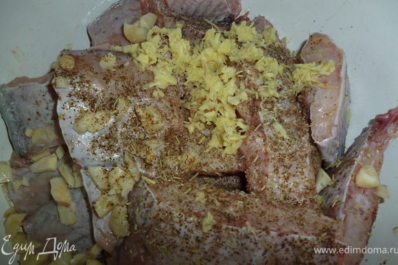 Рыбу нарезать на куски и замариновать с лимонным соком,измельченным чесноком,натертым имбирем,базиликом,молотым черным перцем и солью.Отправить в холодильник на минут 40.