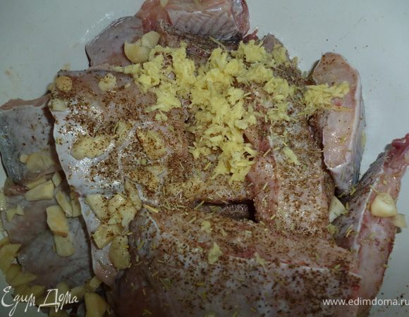 Рыбу нарезать на куски и замариновать с лимонным соком,измельченным чесноком,натертым имбирем,базиликом,молотым черным перцем и солью.Отправить в холодильник на минут 40.