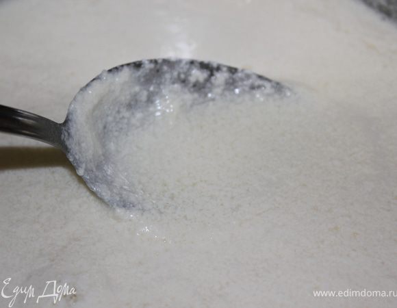 После закипания добавляем кефир и творожный сыр. Непрерывно помешивая варим до образования сыворотки. Примерно 2 минуты.