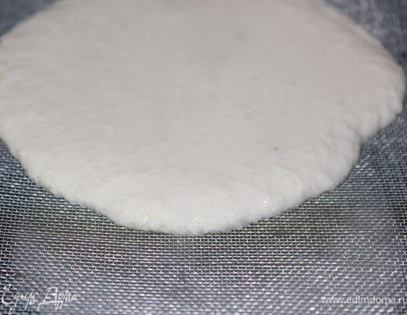 После сыворотку процеживаем через сито.