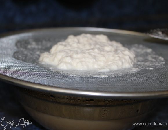 Сыворотки у меня получилось примерно 400 мл, а творога около 50 гр. Творожок получился очень вкусненьким и солененьким)