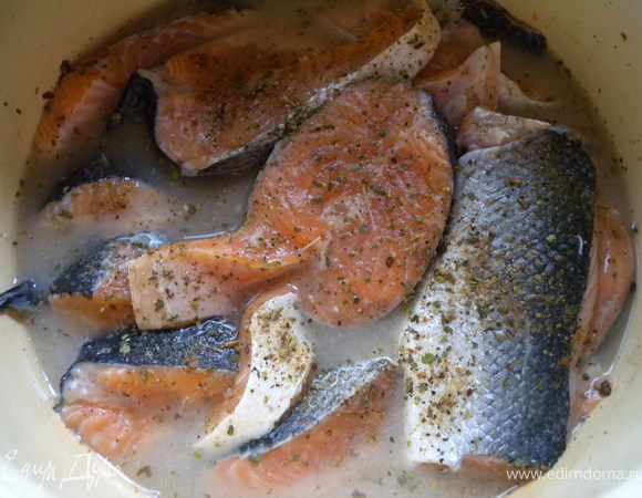 1.  Порезать рыбу на стейки. Засыпать травками-приправками. соль и залить все вином. Оставить на время (на день лучше всего). 