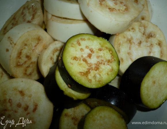 Баклажаны нарезать не очень тонкими кружочками,присолить,перемешать и дать постоять немного,что бы отошла горечь и затем слегка отжать рукой.