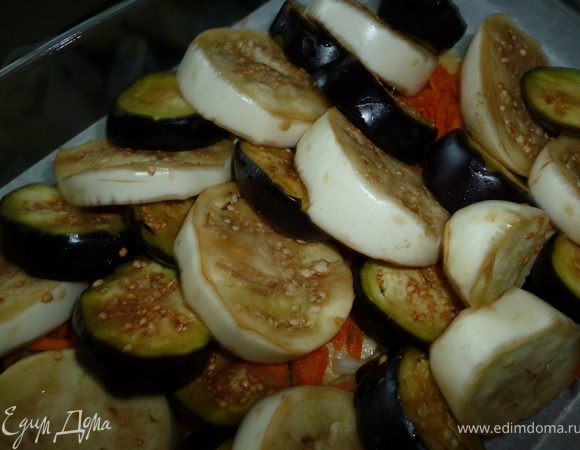 Следующий слой баклажаны,по желанию посыпать тертым пармезаном.