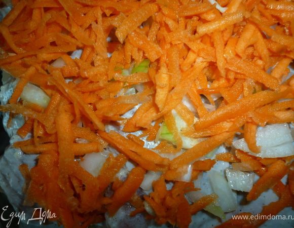 Достаем из холодильника рыбу,добавляем столовую ложку сметаны,перемешиваем,выкладываем поверх слоя помидор и присыпаем луком и морковкой.Сверху распределяем 2-3столовые ложки сметаны,закрываем крышкой или фольгой и отправляем в духовку на 40-45минут при 170-180градусах.Если вы запекаете в стеклянной форме,то надо учитывать еще и время нагрева ,так как мы ее ставим в холодную духовку.