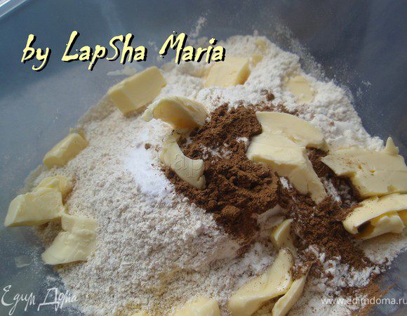 Подготовим светлое тесто. В миске смешаем муку, перемолотые овсяные хлопья, корица, сода и соль. Добавим масло порезанное на кусочки.